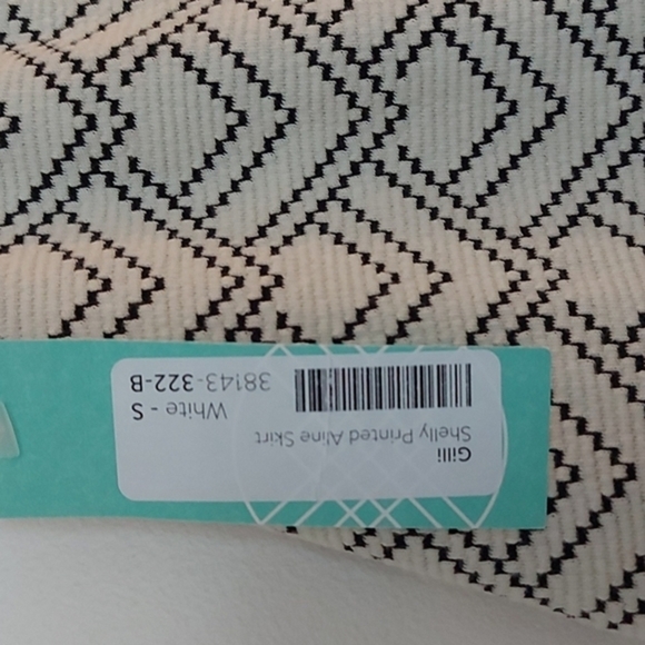 NWT Gilli Shelly Printed A Line Skirt Black and White Size Small - Picture 3 of 6